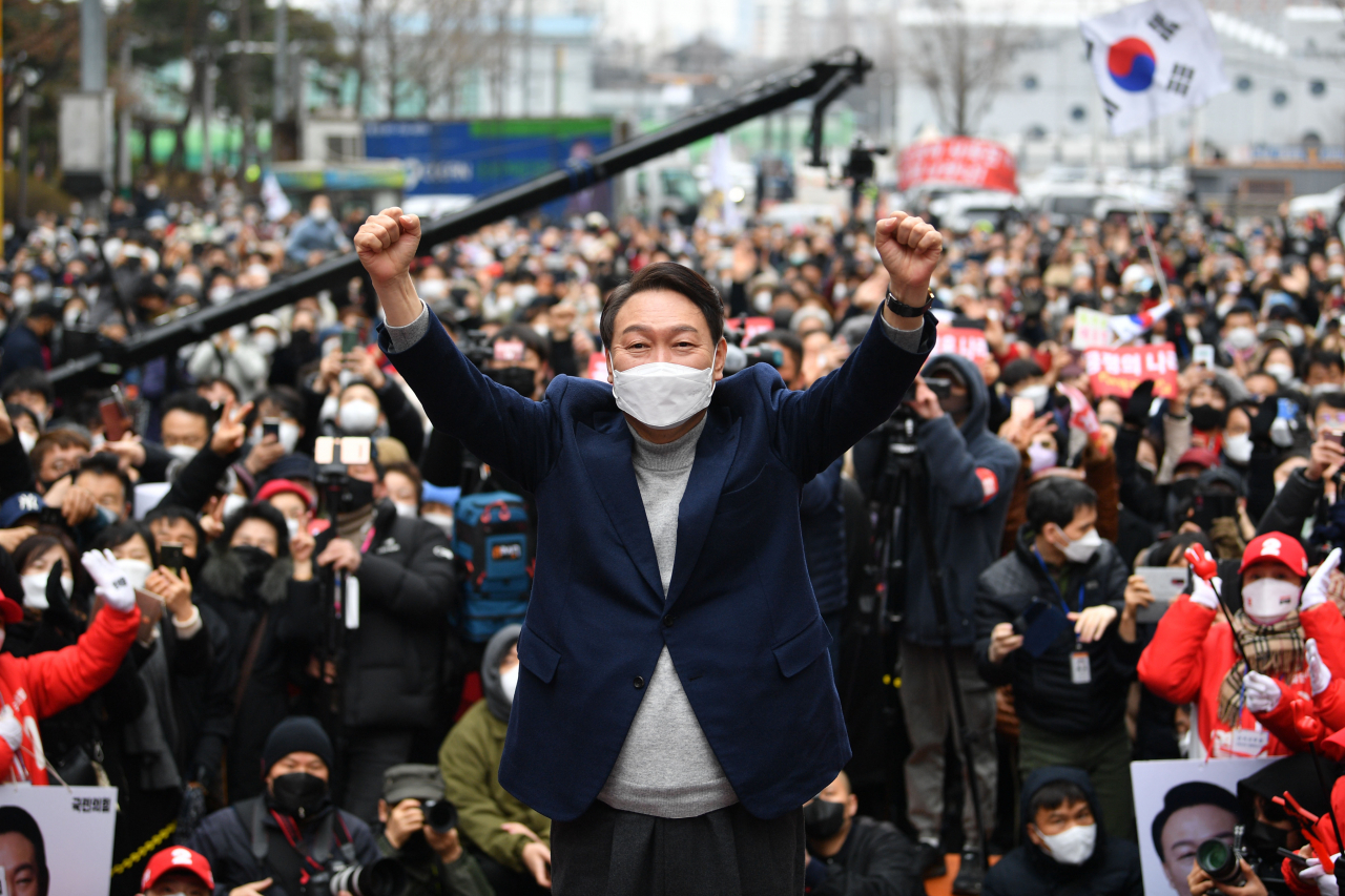 국민의힘 윤석열 대선 후보가 26일 오후 서울 양천구 목동현대백화점 앞에서 열린 "더 나은 교육, 더 좋은 문화, 행복1번지 양천 만들기" 유세에서 지지자들에게 인사하고 있다. [국회사진기자단]