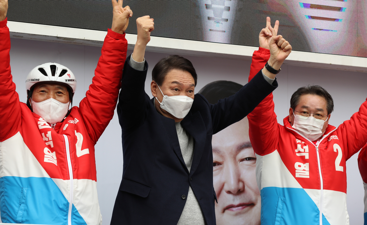 국민의힘 윤석열 대선 후보가 26일 오전 인천 서구 검단사거리역 앞에서 열린 "경제 쑥쑥, 행복 쑥쑥, 인천시민 화이팅!" 유세에서 지지자들에게 인사하고 있다. [국회사진기자단]
