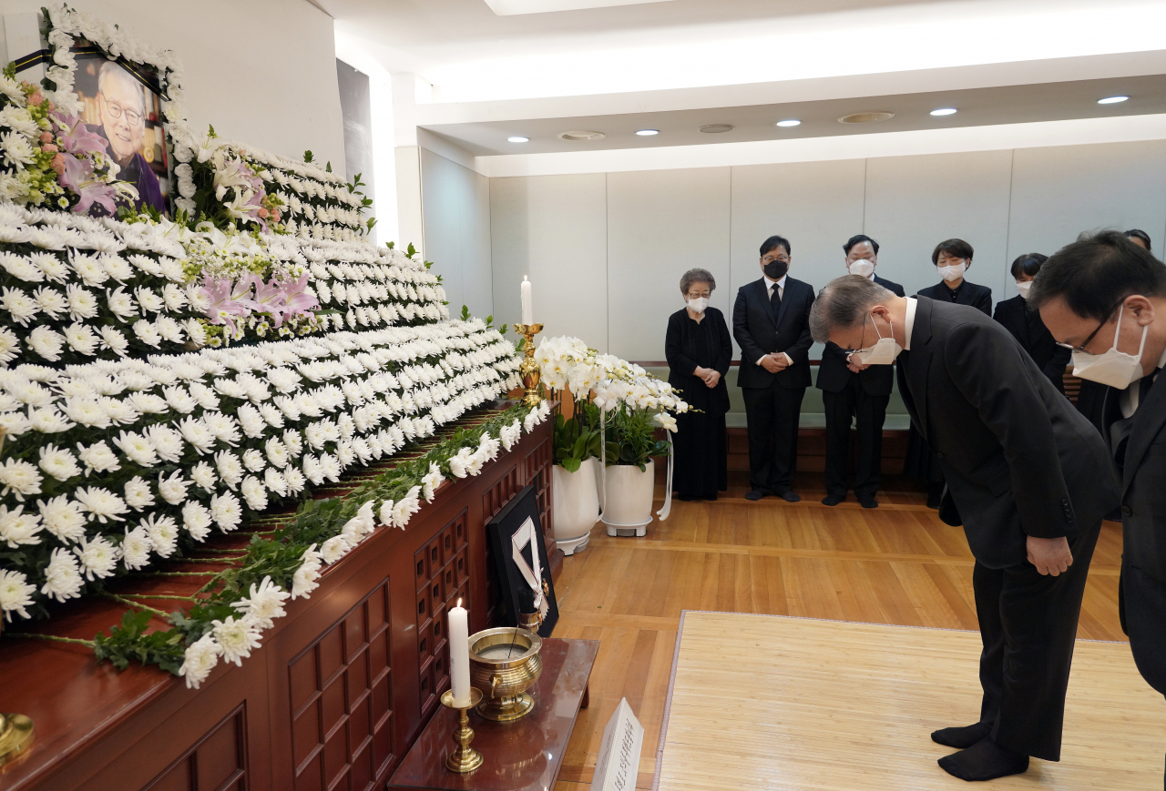 26일 오후 문재인 대통령이 서울 종로구 서울대병원 장례식장에 마련된 고(故) 이어령 초대 문화부 장관의 빈소를 찾아 조문하고 있다. [연합]