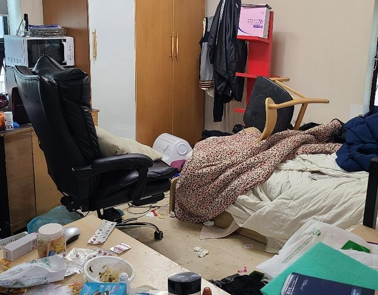 지난 3일 한 50대 남성이 숨진 채 발견된 서울 강동구의 한 오피스텔 모습. 책상 위에 고인이 생전에 복용하던 각종 약이 어지럽게 널려 있다. [연합]