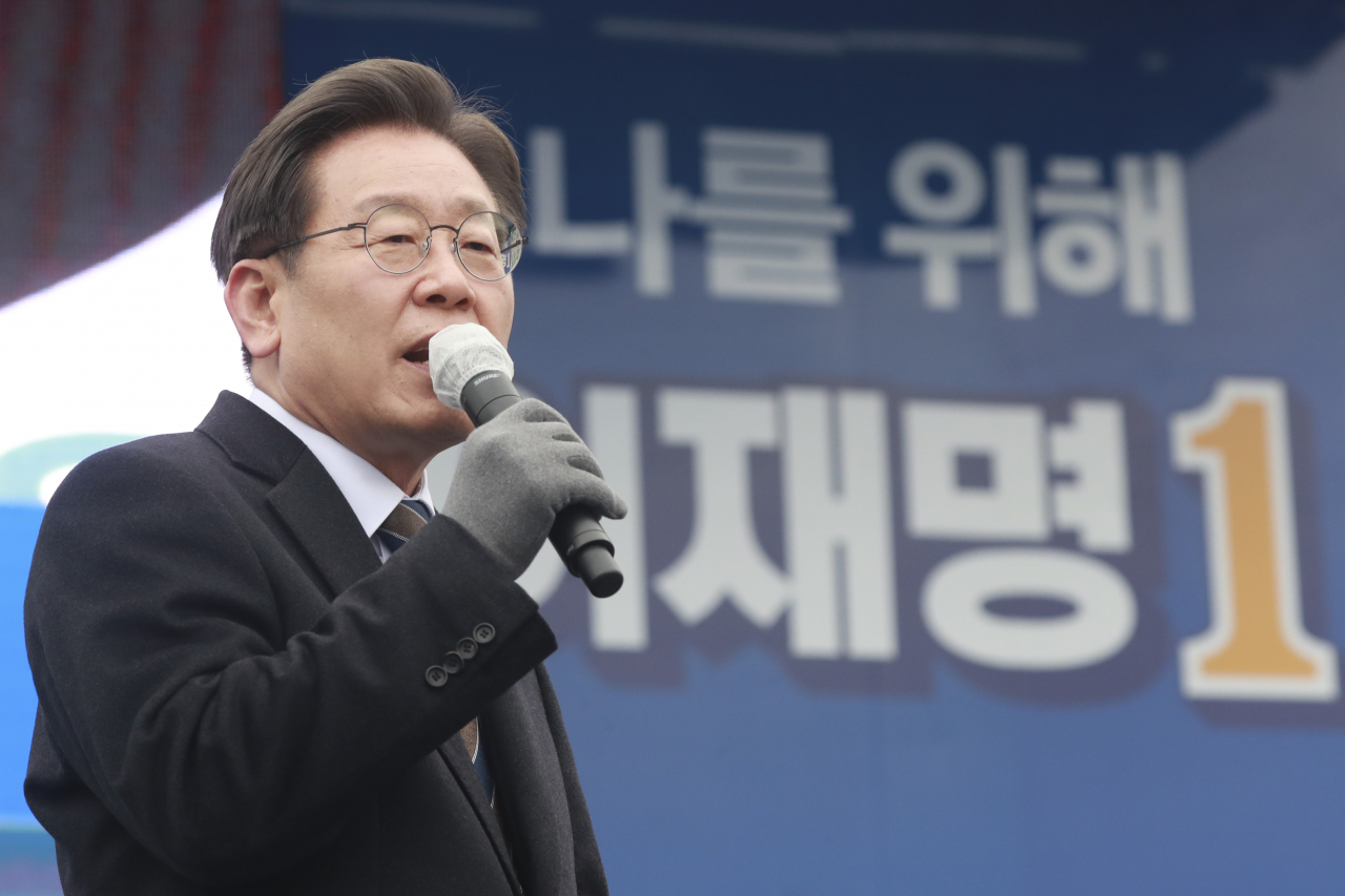 더불어민주당 이재명 대선후보가 26일 경기도 고양시 일산문화공원에서 열린 '고양의 수도권 서북부 경제 중심지 도약을 위해!' 고양 집중 유세에서 지지를 호소하고 있다. [연합]