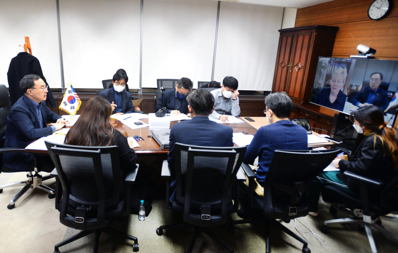 문승욱(왼쪽 첫번째) 산업통상자원부 장관이 26일 오후 10시 서울 한국기술센터 영상회의실에서 진행된 제니퍼 그랜홈(Jennifer Granholm) 미국 에너지부 장관과의 화상 회담에서 인사말을 하고 있다. 문 장관은 이 자리에서 ‘국제사회 공조와 IEA 긴급회의 결과 공유, 동맹국 또는 IEA 회원국 전략 비축유 방출 등’ 국제 에너지 시장의 안정화 방안에 관해 의견을 교환했다. [산업통상자원부 제공]