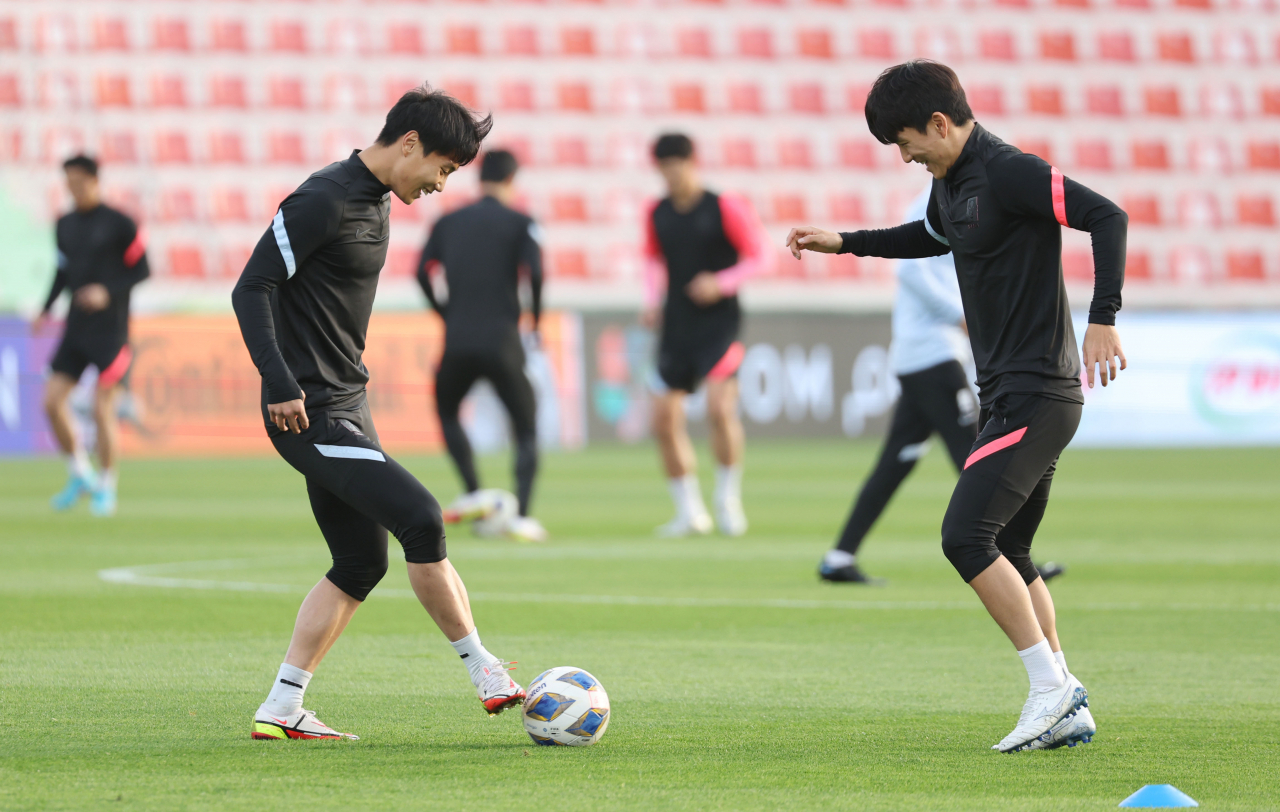 러시아 프로축구 루빈 카잔에서 뛰는 국가대표 미드필더 황인범(26)이 발가락 골절로 한동안 뛸 수 없게 됐다. 사진은 황인범과 백승호가 대표팀에서 훈련을 하고 있는 모습. [연합]