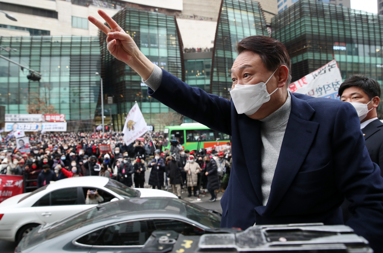 윤석열 국민의힘 대선 후보가 지난 26일 서울 구로구 홈플러스 신도림점 앞에서 열린 "구로를 디지털 굳로(Good road)로, 윤석열과 함께" 유세에서 지지자들을 향해 인사하고 있다. [공동취재]