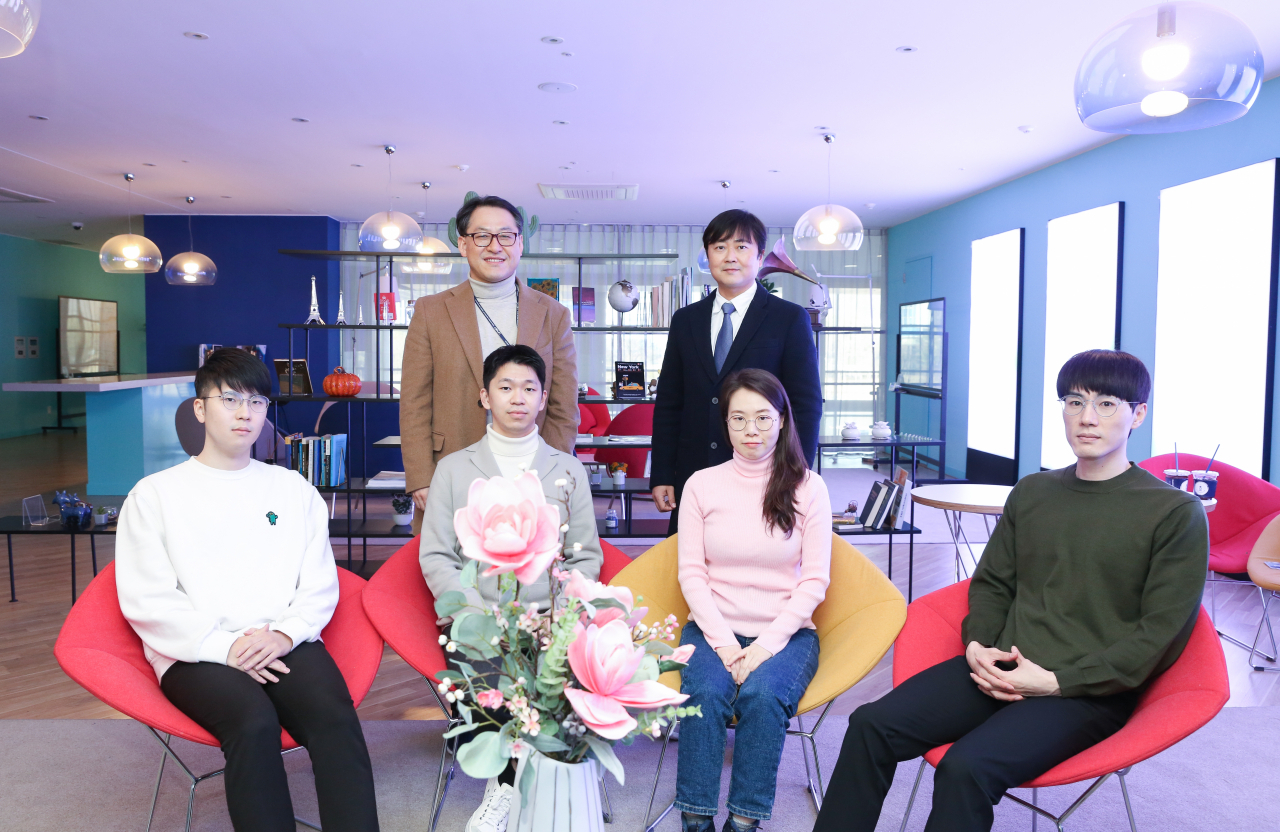 왼쪽 상단 시계방향으로 권태혁, 권오훈 교수, 한현규 연구원, 김예진 박사, 노덕호 연구원, 박준혁 박사.[UNIST 제공] ]