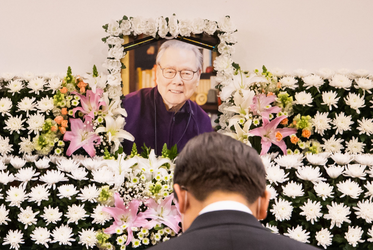 더불어민주당 이재명 대선 후보가 26일 오후 서울 종로구 서울대병원 장례식장에 마련된 고 이어령 초대 문화부 장관의 빈소를 찾아 조문하고 있다. 연합뉴스
