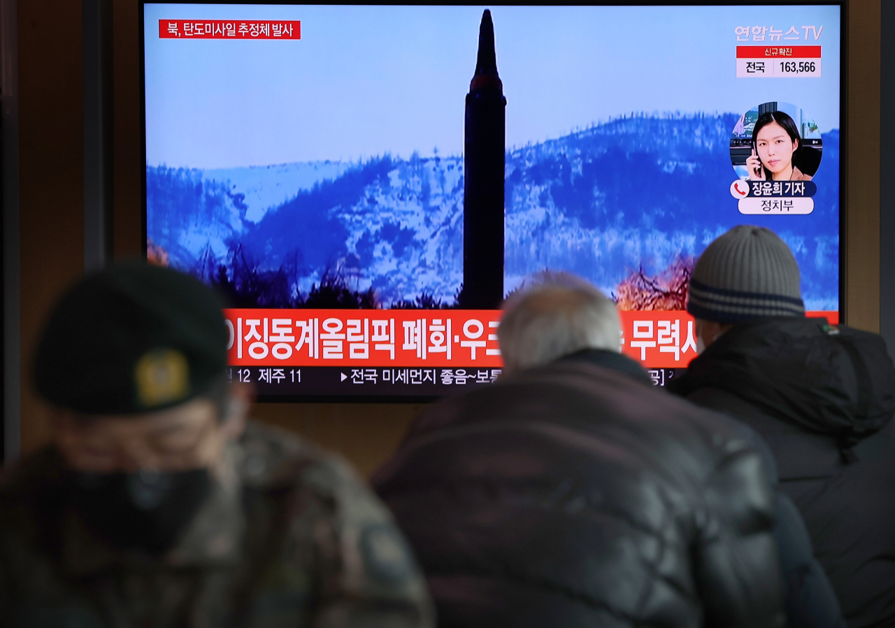 지난달 27일 오전 서울역 대합실에 시민들이 북한 탄도미사일 추정 발사체 발사 뉴스를 시청하고 있다. [연합]
