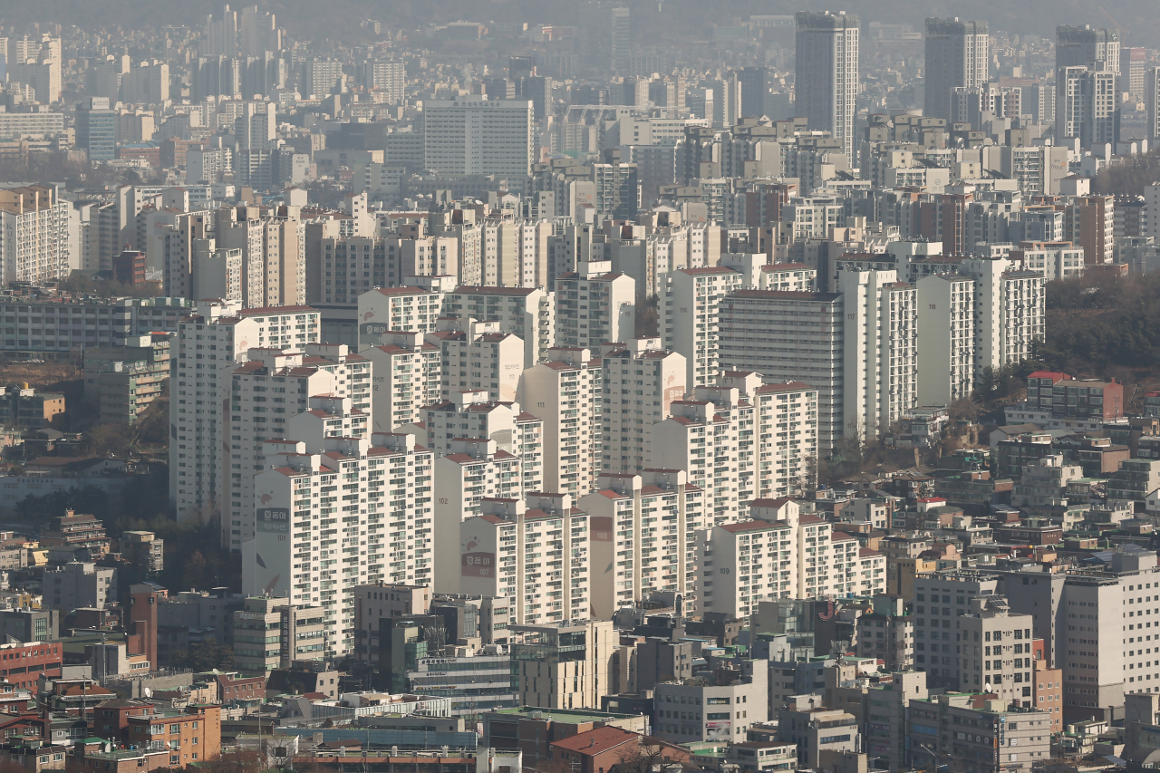 서울 남산에서 바라본 시내 아파트 단지의 모습. [연합]