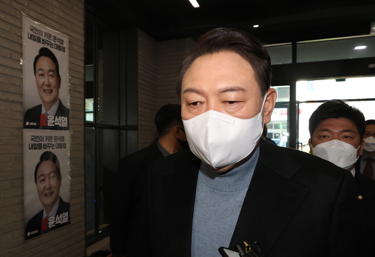 윤석열 국민의힘 대선 후보가 27일 오전 서울 여의도 중앙당사에 들어서고 있다. 윤 후보는 이날 예정된 경북 일정을 모두 취소하고, 오후에 안철수 국민의당 대선 후보와의 단일화와 관련해 입장 표명을 할 계획이다. [연합]