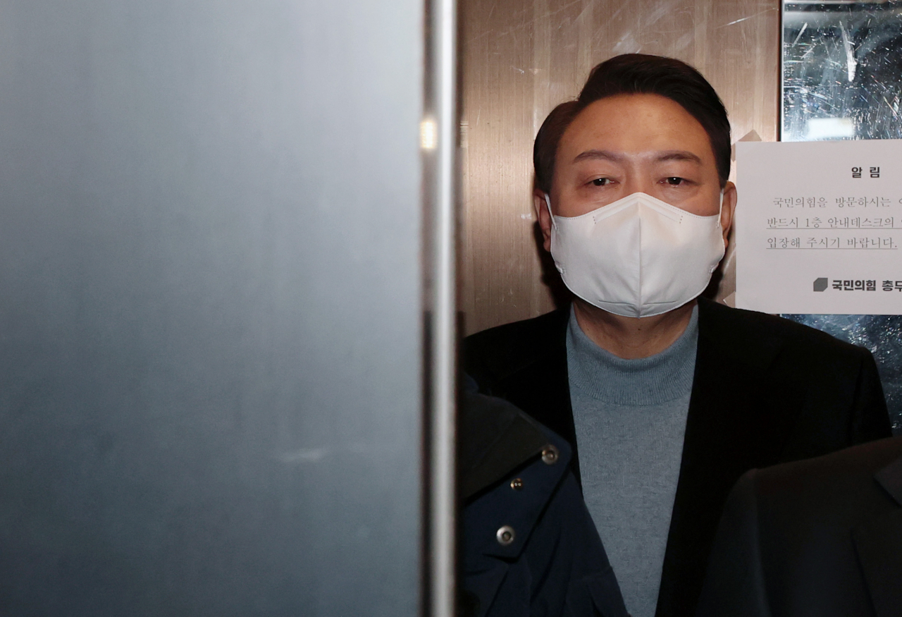 윤석열 국민의힘 대선 후보가 27일 오전 서울 여의도 중앙당사에 들어서고 있다. 윤 후보는 이날 예정된 경북 일정을 모두 취소하고, 오후에 안철수 국민의당 대선 후보와의 단일화와 관련해 입장 표명을 할 계획이다. [연합]
