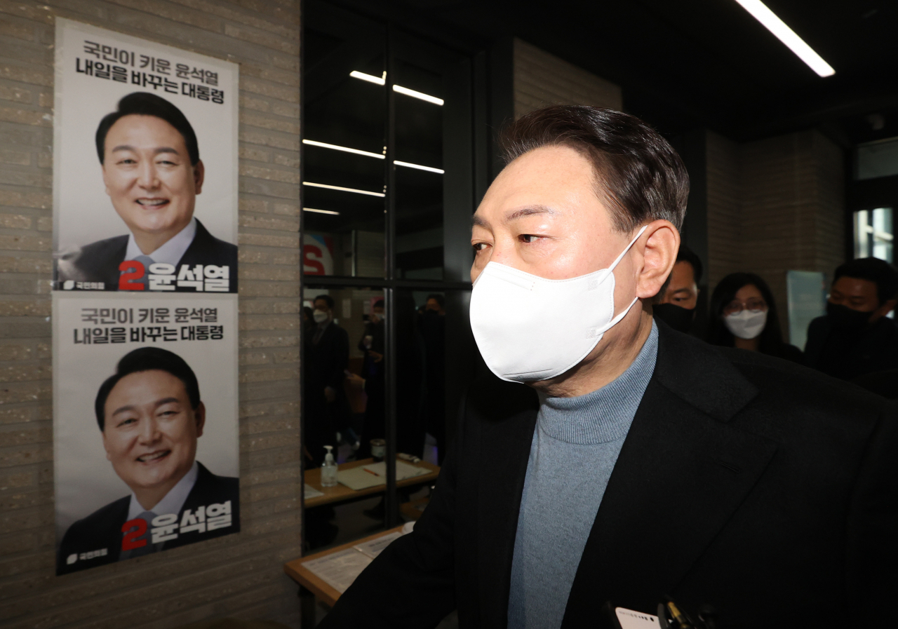 윤석열 국민의힘 대선 후보가 27일 오전 서울 여의도 중앙당사에 들어서고 있다. 윤 후보는 이날 예정된 경북 일정을 모두 취소하고, 오후에 안철수 국민의당 대선 후보와의 단일화와 관련해 입장을 표명했다. [연합]