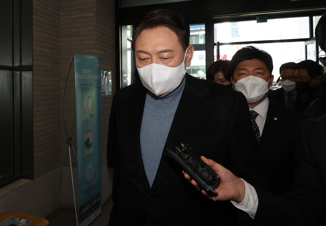 윤석열 국민의힘 대선 후보가 27일 오전 서울 여의도 중앙당사에 들어서고 있다. 윤 후보는 이날 예정된 경북 일정을 모두 취소하고, 오후에 안철수 국민의당 대선 후보와의 단일화와 관련해 입장 표명을 했다. [연합]