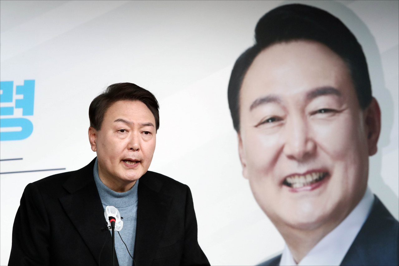 윤석열 국민의힘 대선 후보가 27일 오후 서울 여의도 중앙당사에서 국민의당 안철수 대선 후보와의 단일화 협상 관련 기자회견을 하고 있다. [연합]