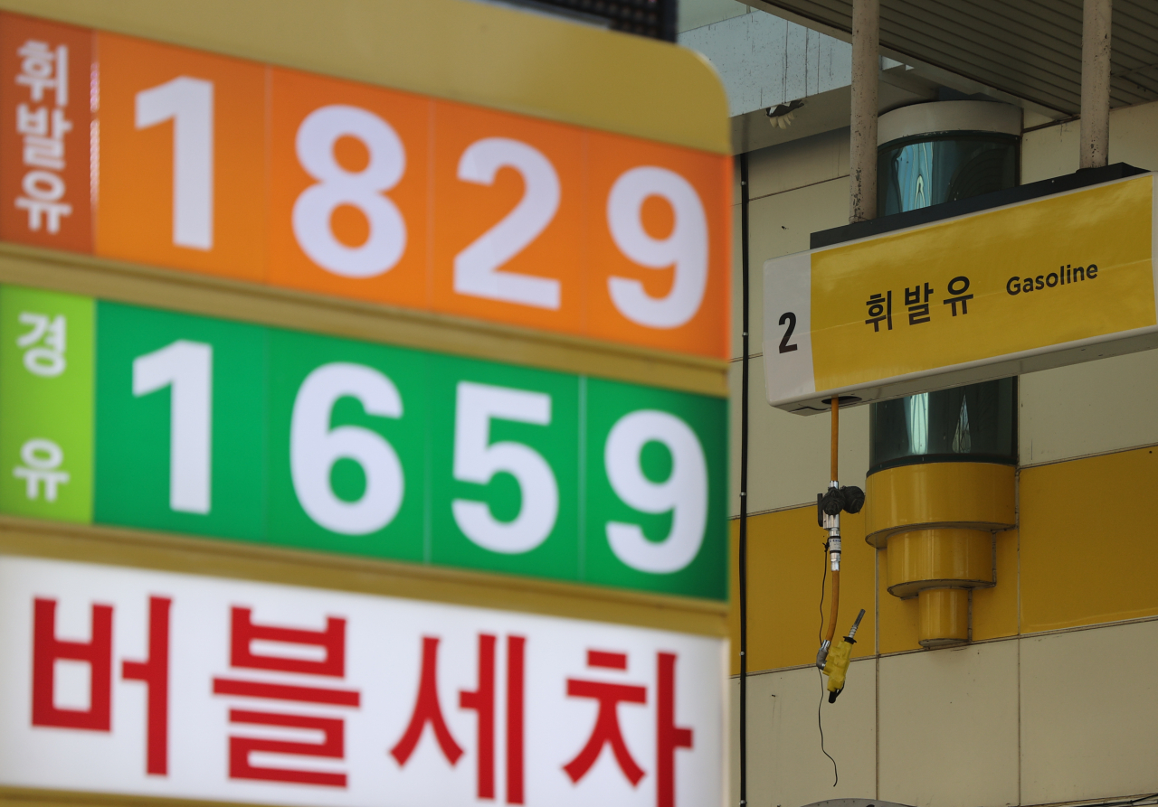 최근 국제유가 급등에 따라 전국 주유소의 휘발유 가격이 6주 연속 상승세를 이어갔다. 지난 26일 한국석유공사 유가정보사이트 오피넷에 따르면 이달 넷째 주 주유소 휘발유 판매 가격은 전주보다 21.4원 오른 리터(L)당 1천739.8원으로 집계됐다. 사진은 27일 오후 서울 시내 주유소 모습. 연합뉴스