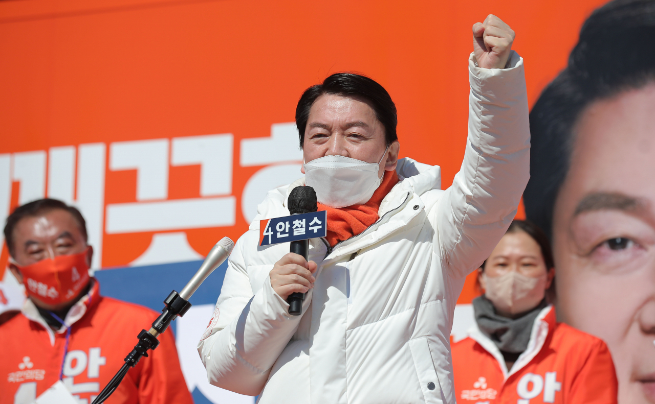 안철수 국민의당 대선 후보가 27일 오후 전남 순천시 아랫장에서 열린 유세에서 지지를 호소하고 있다. [연합]