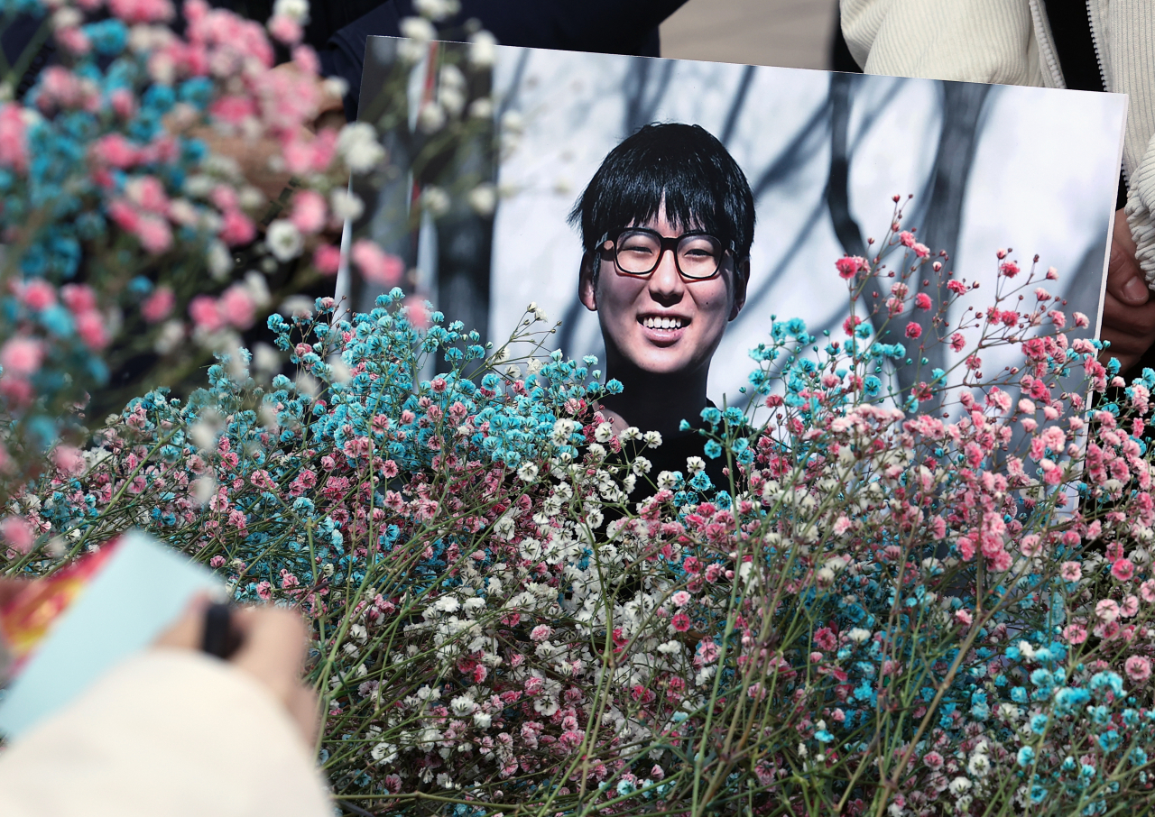 27일 서울 서대문구 신촌 유플렉스 광장에서 열린 고(故) 변희수 하사 1주기 추모 문화제에서 참석자들이 고인을 추모하고 있다. [연합]