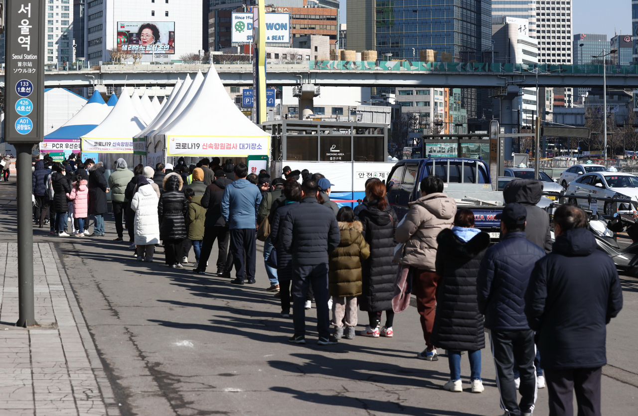 27일 오전 서울역 코로나19 임시선별검사소에서 시민들이 줄을 서 있다. [연합]
