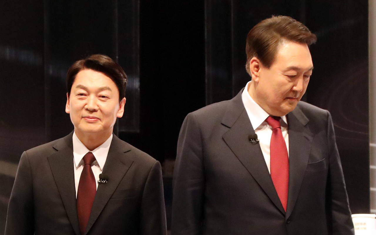 윤석열 국민의힘 대선후보와 안철수 국민의당 후보 측이 27~28일 단일화 협상을 벌였지만 결렬되고 말았다. 양측은 협상 추진과 공개 과정 등을 둘러싸고 감정싸움 양상을 보이는 등 오히려 협상 전보다 골이 깊어진 모습마저 보이고 있다. 자료사진. [연합]