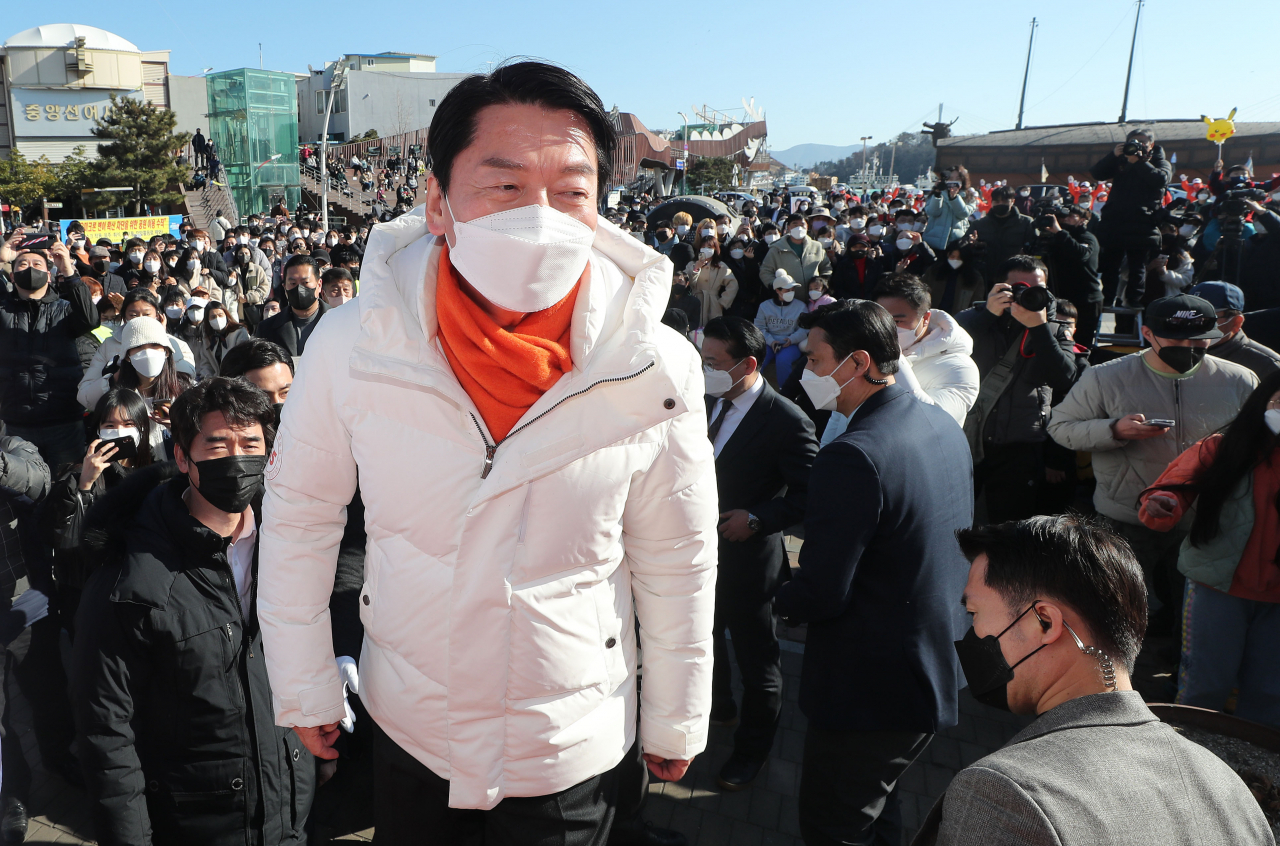 국민의당 안철수 대선 후보가 27일 전남 여수시 이순신광장에서 유세를 위해 단상에 오르고 있다. 연합뉴스