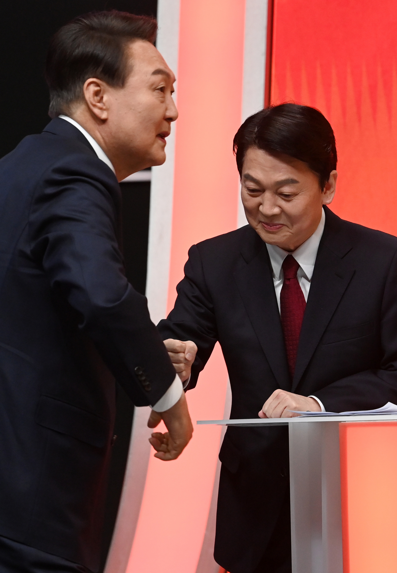 중앙선거관리위원회 주관으로 공식 선거운동 기간 첫 대통령선거 후보 토론회가 열린 21일 서울 마포구 MBC 미디어센터에서 윤석열 국민의힘 후보와 안철수 국민의당 후보가 인사를 나누고 있다. [사진=국회사진기자단]