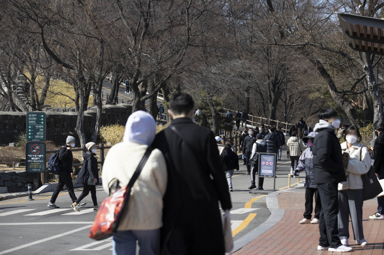 낮 동안 온화한 날씨를 보인 지난 27일 오후 서울 중구 남산공원을 찾은 시민들. [연합]