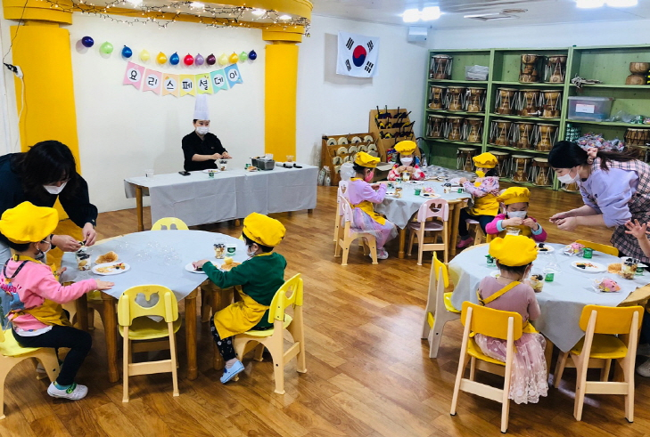 아워홈 셰프가 아워키즈 식자재를 활용해 쿠킹 클래스를 진행하고 있다. [아워홈 제공]