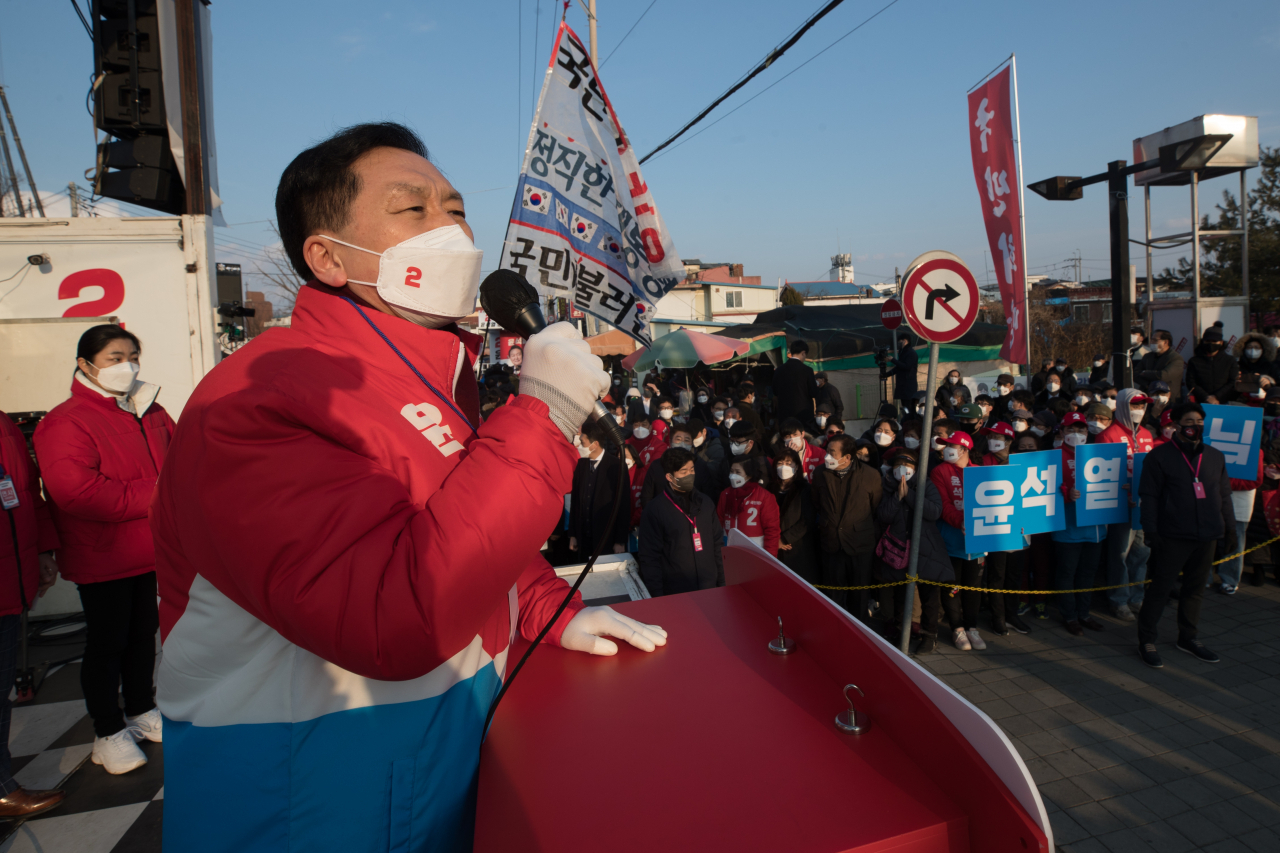김기현 국민의힘 원내대표가 지난 22일 오후 전북 군산시 군산공설시장에서 열린 유세에서 윤석열 대선 후보의 지지를 호소하고 있다. [연합]
