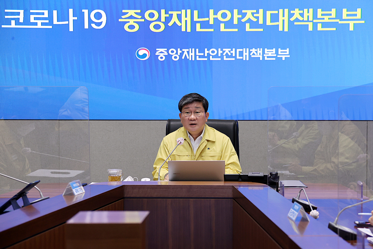 전해철 중앙재난안전대책본부 제2차장(행안부 장관)이 28일 오전 정부서울청사에서 제571차 코로나19 중대본 영상회의를 주재하고 있다. [연합]