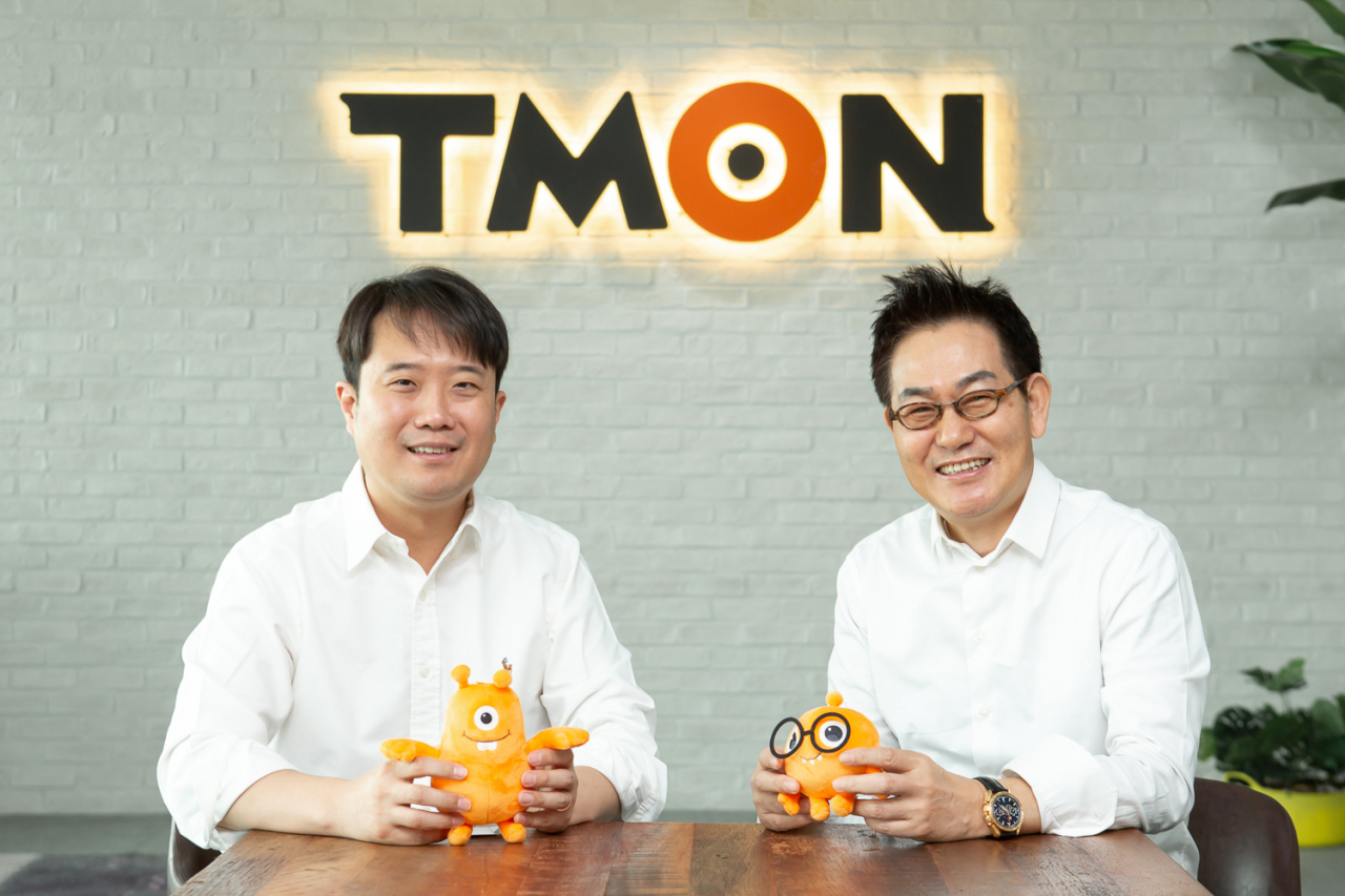 25일 오전 11시 서울 삼성동 티몬 본사에서 진행된 티몬과 현성의 MOU 체결식에서 장윤석 티몬 대표(사진 왼쪽)과 이희성 현성 대표가 기념사진을 찍고 있다.[티몬 제공]