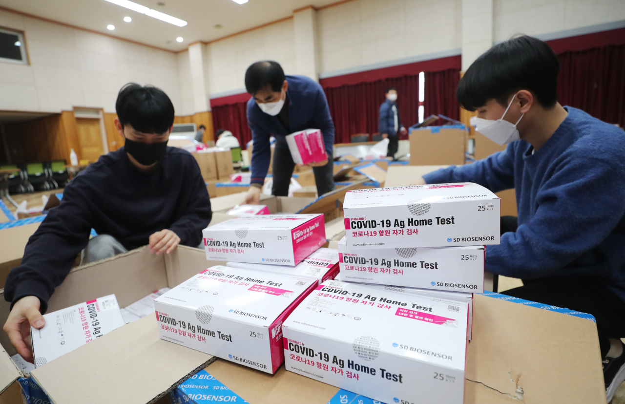 지난 23일 오전 광주 서부교육지원청에서 관계자들이 유치원·초등학생들에게 보급할 코로나19 자가진단 키트(신속항원검사 키트)를 정리하고 있다. [연합]
