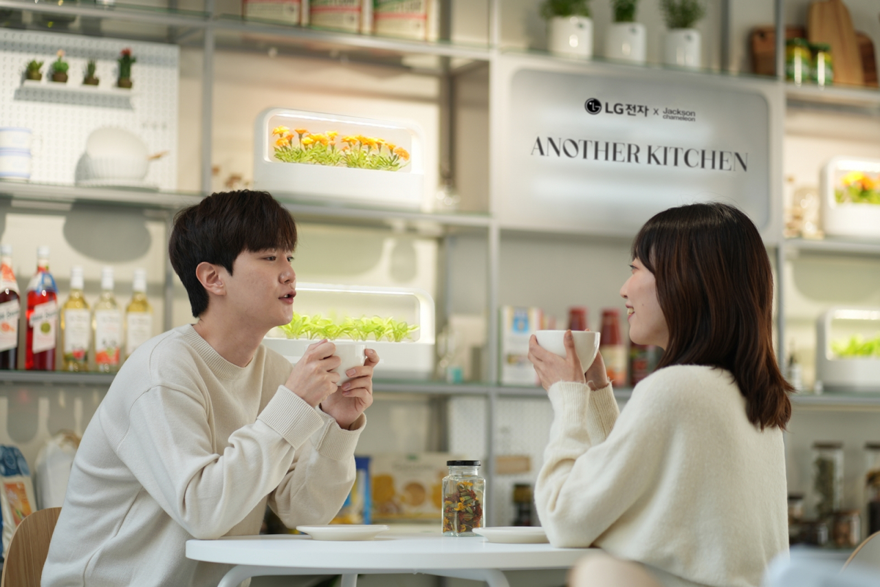 LG전자가 26일 서울 성동구 성수동에 주방가전 체험 공간인 ‘어?나도!키친(Another Kitchen)’을 열었다. 방문객이 LG 틔운에서 키운 메리골드로 만든 꽃차를 즐기고 있다.[LG전자]