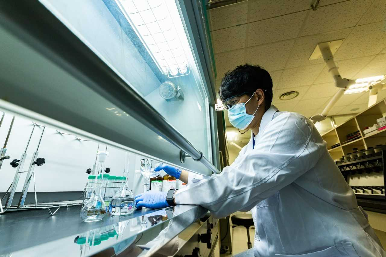 콜마비앤에이치의 한 연구원이 건강기능식품 원료의 원산지 판별에 관한 연구를 수행하고 있다.[콜마비앤에이치 제공]