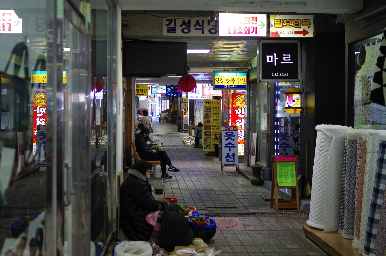 지난 26일 오후 강원 춘천시 중앙시장의 모습. 코로나19로 인한 장기 침체 탓에 시장을 찾는 손님의 모습은 찾아보기 어려웠다. [유오상 기자]