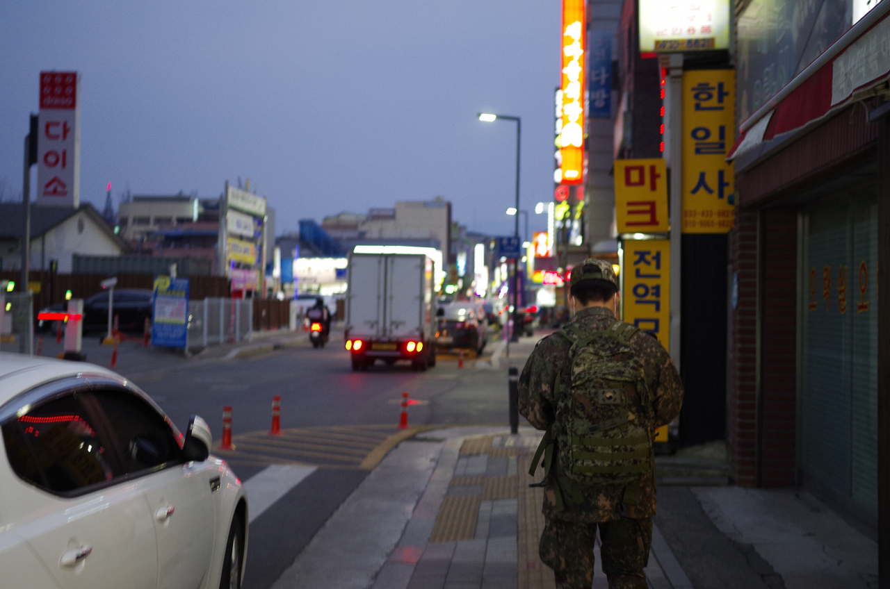 지난 26일 오후 한 병사가 강원 홍천군 홍천사거리 인근을 걷고 있다. 홍천군은 주말임에도 일부 군인을 제외하면 유동인구가 눈에 띄지 않을 정도로 한산한 모습을 보였다. [유오상 기자]