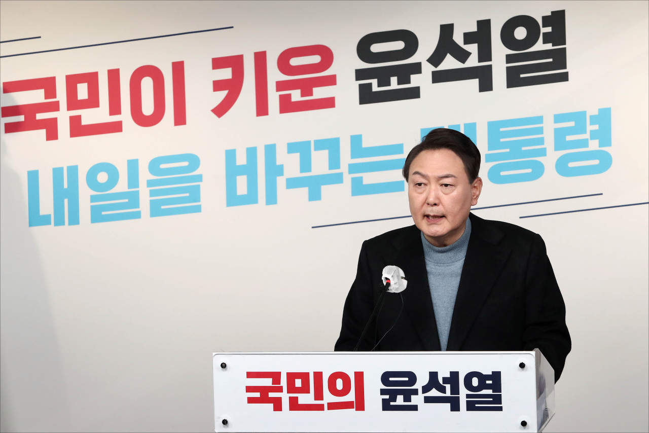 윤석열 국민의힘 대선 후보가 27일 오후 서울 여의도 중앙당사에서 국민의당 안철수 대선 후보와의 단일화 협상 관련 기자회견을 하고 있다. [연합]