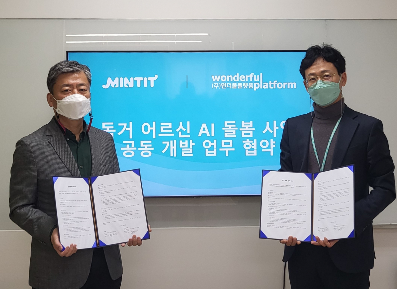 민팃이 원더풀플랫폼과 ‘독거노인을 위한 인공지능(AI) 돌봄 서비스 공동 개발’ 업무협약을 체결했다. 하성문 민팃 대표이사(오른쪽)가 구승엽 원더풀플랫폼 대표이사와 기념 촬영을 하고 있다. [민팃 제공]