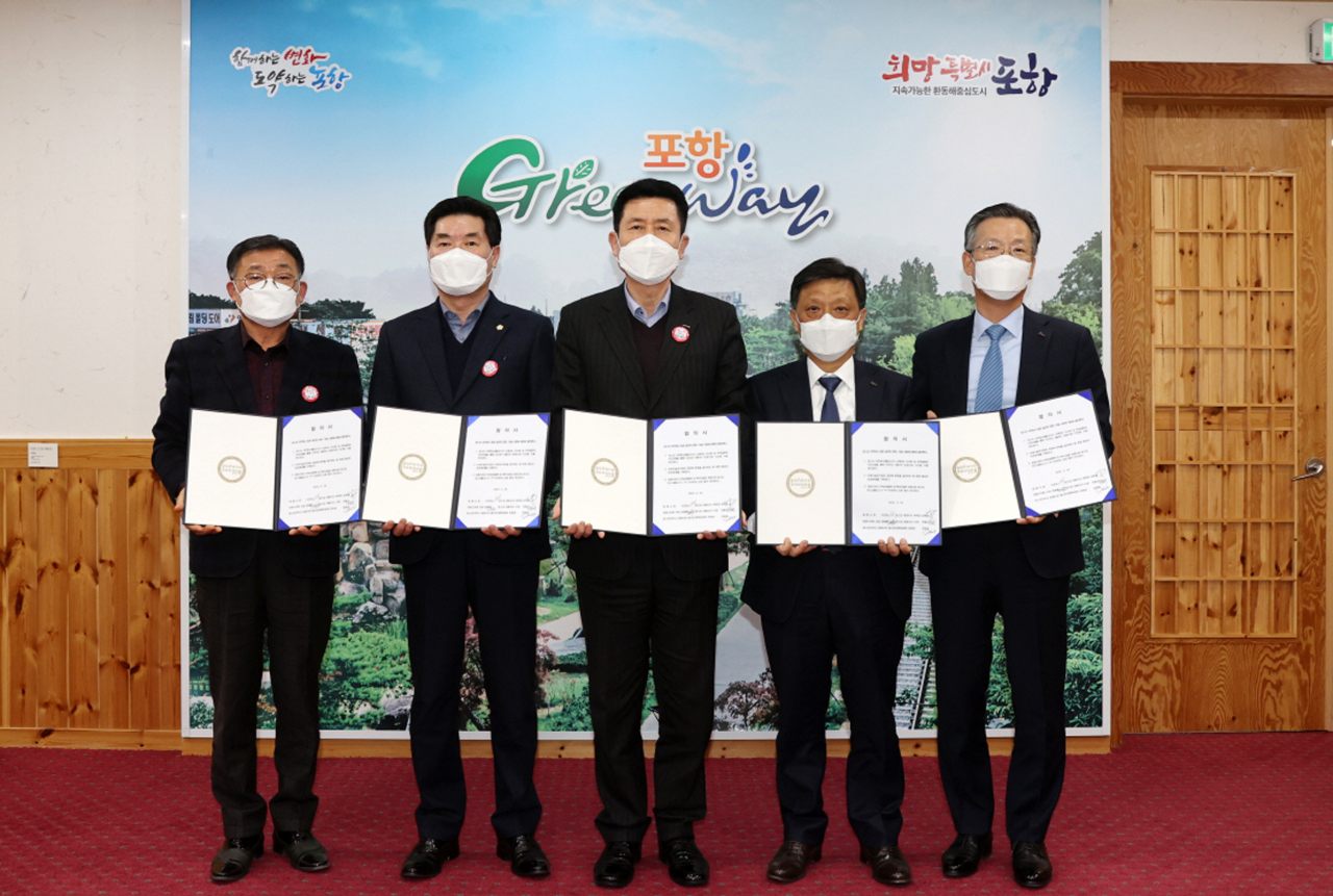 지난 25일 경북 포항시청에서 포항시와 포스코 관계자가 포스코지주사 본사 소재지를 포항으로 이전하는 방안을 추진하기로 합의한 뒤 합의서를 들어 보이고 있다. 강창호 범시민대책위원장(왼쪽부터), 정해종 포항시의회 의장, 이강덕 포항시장, 김학동 포스코 부회장, 전중선 포스코 사장. [연합]