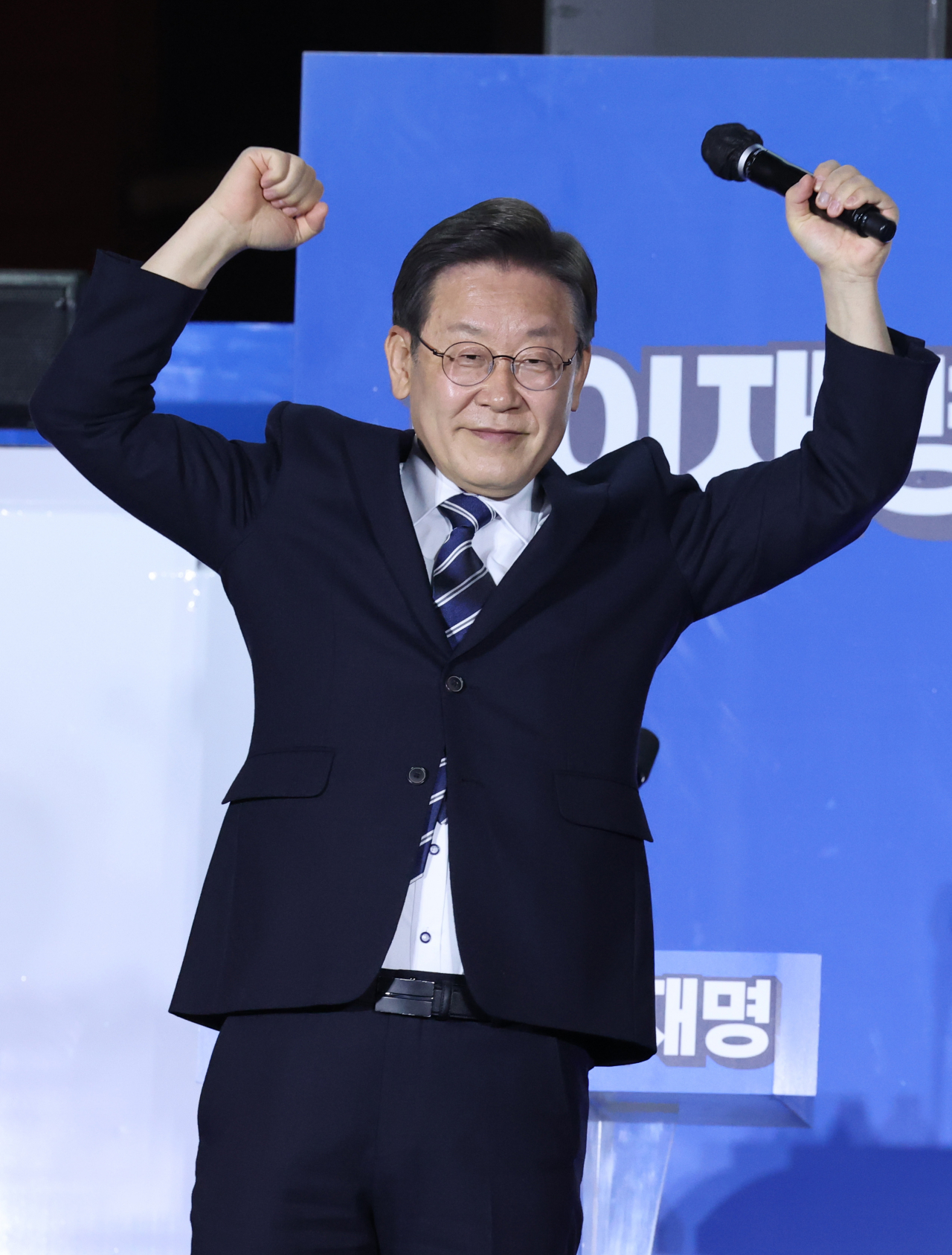더불어민주당 이재명 대선후보가 지난 27일 울산시 롯데백화점 울산점 광장에서 열린 '행복도시 울산, 탄소중립·그린에너지 신산업 수도로' 울산 유세에서 지지자에게 인사하고 있다. [연합]