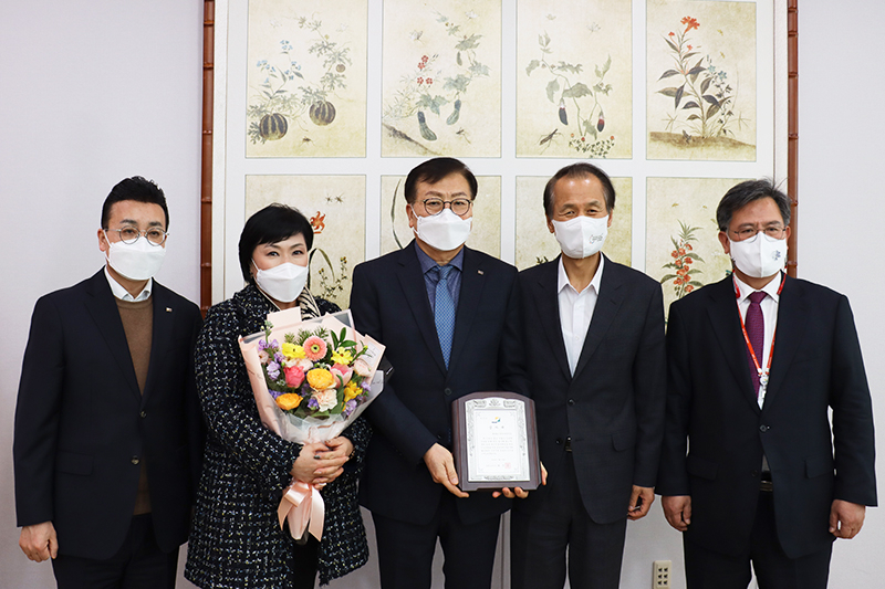 [사진 : (왼쪽부터) KMI한국의학연구소 이재영 전무이사, 윤선희 이사, 최웅하 전무이사, 최문순 강원도지사, 박동주 강원도 보건복지여성국장이 감사패 전달식 후 기념촬영을 하고 있다]