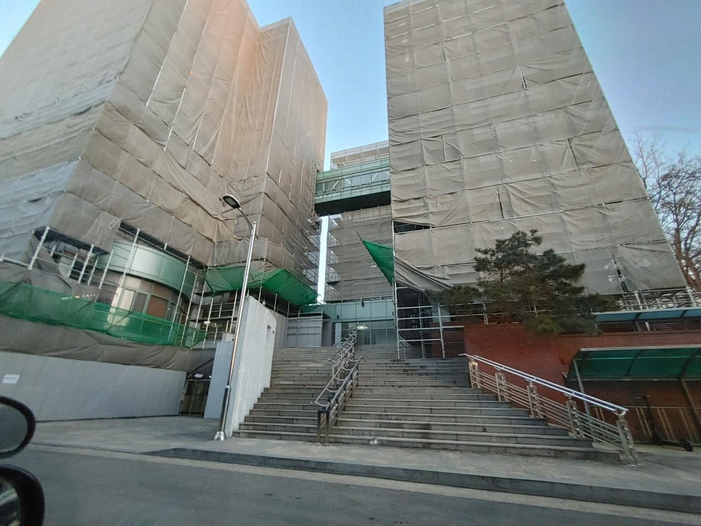 기숙사 외벽 공사중에 학생 입주시킨 전남대
