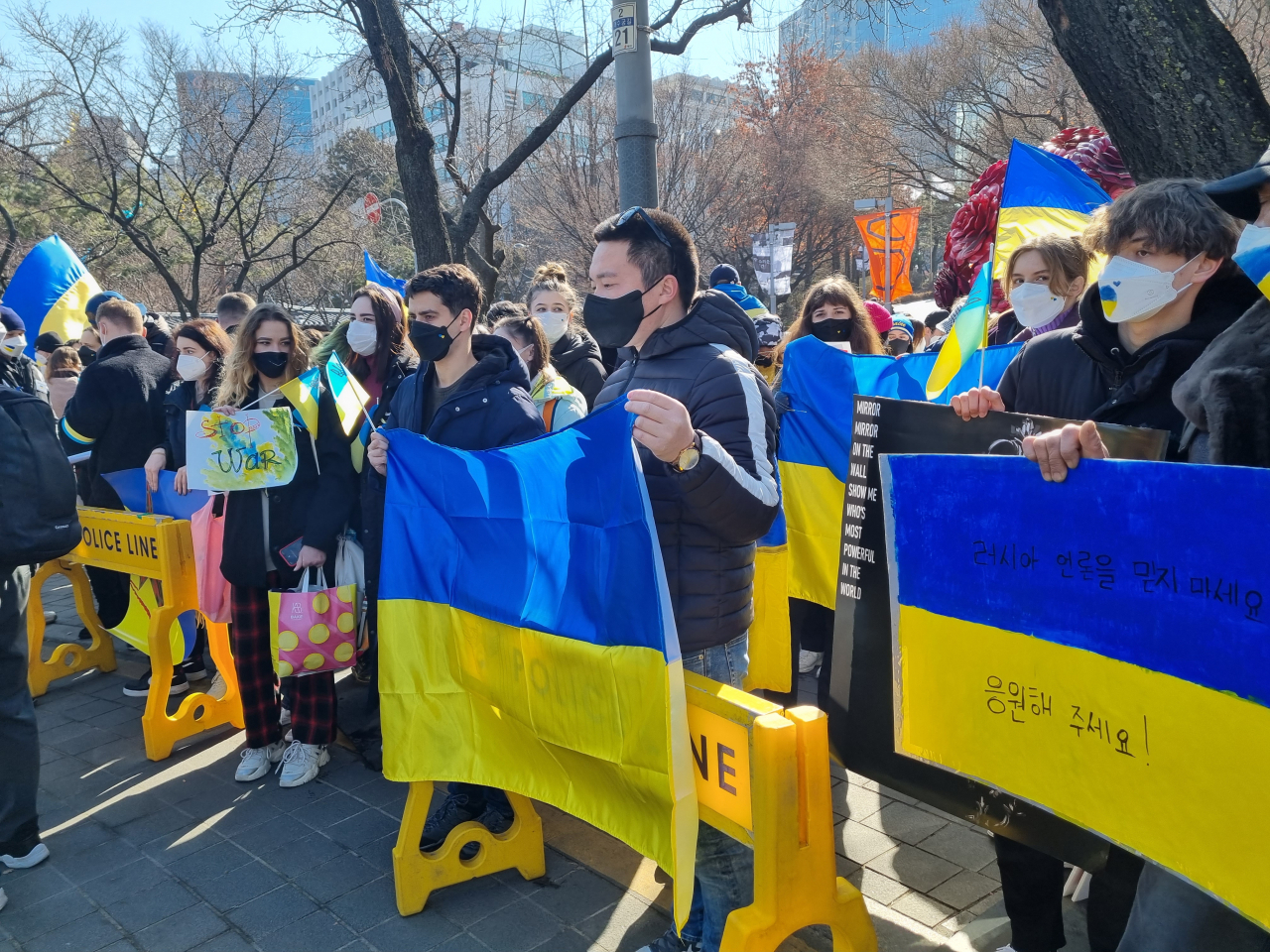 지난 27일 서울 중구 주한러시아대사관 인근에서 우크라이나인들이 우크라이나 국기를 든 채 집회를 하고 있다. 김영철 기자