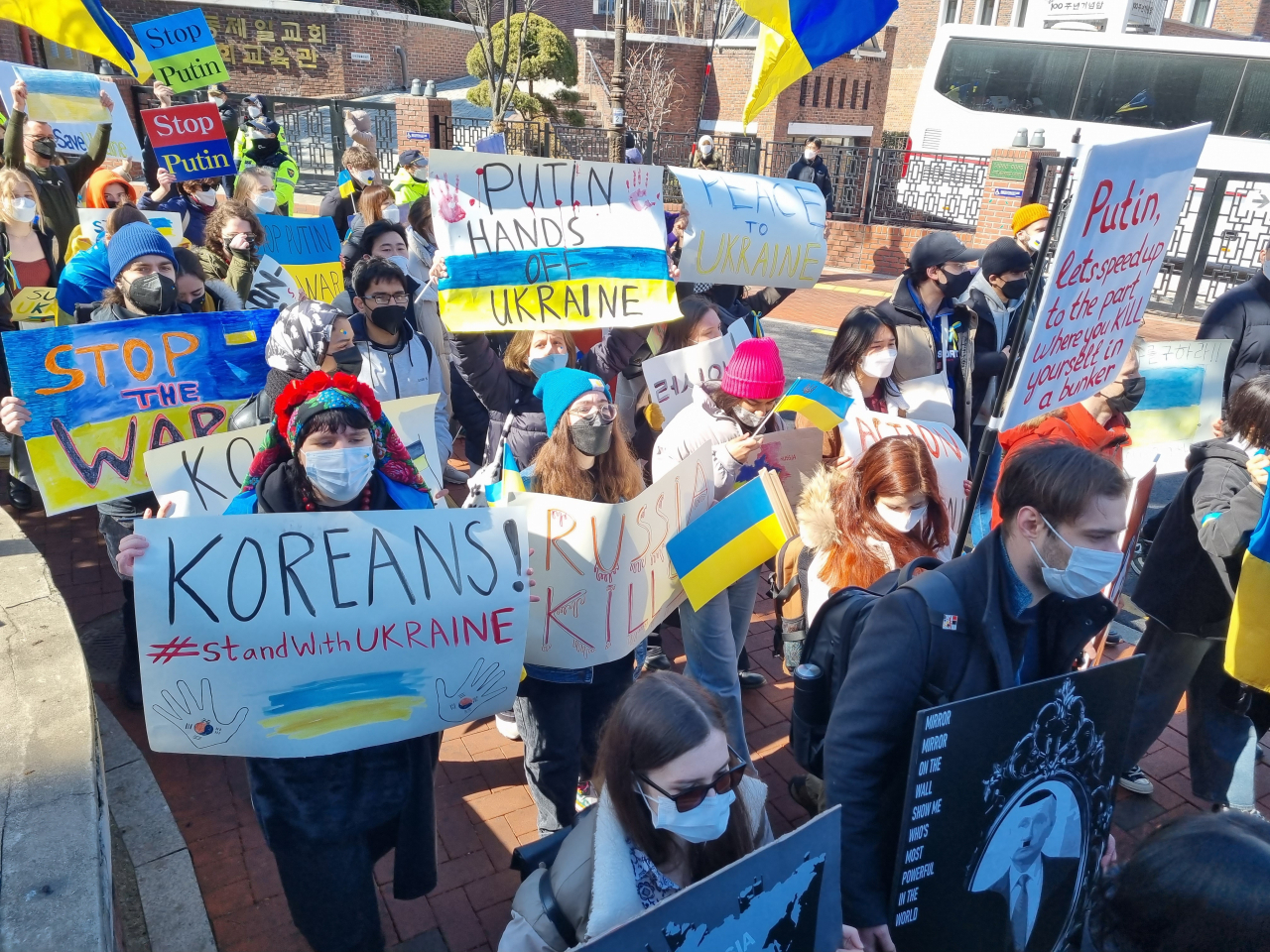 지난 27일 서울 중구 주한러시아대사관 인근에서 우크라이나인 300여명이 러시아의 우크라이나 침공을 규탄하는 집회를 열고 있다. 김영철 기자