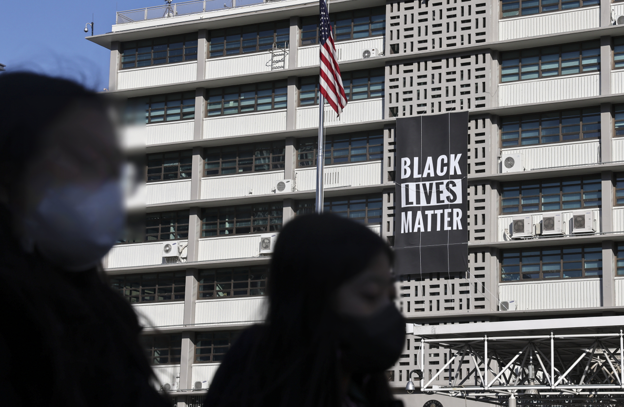 지난 20일 오후 주한미국대사관에 흑인 인권운동 캠페인 ‘블랙 라이브스 매터(Black Lives Matter·흑인의 생명도 중요하다)’ 현수막이 걸려있다. [연합]