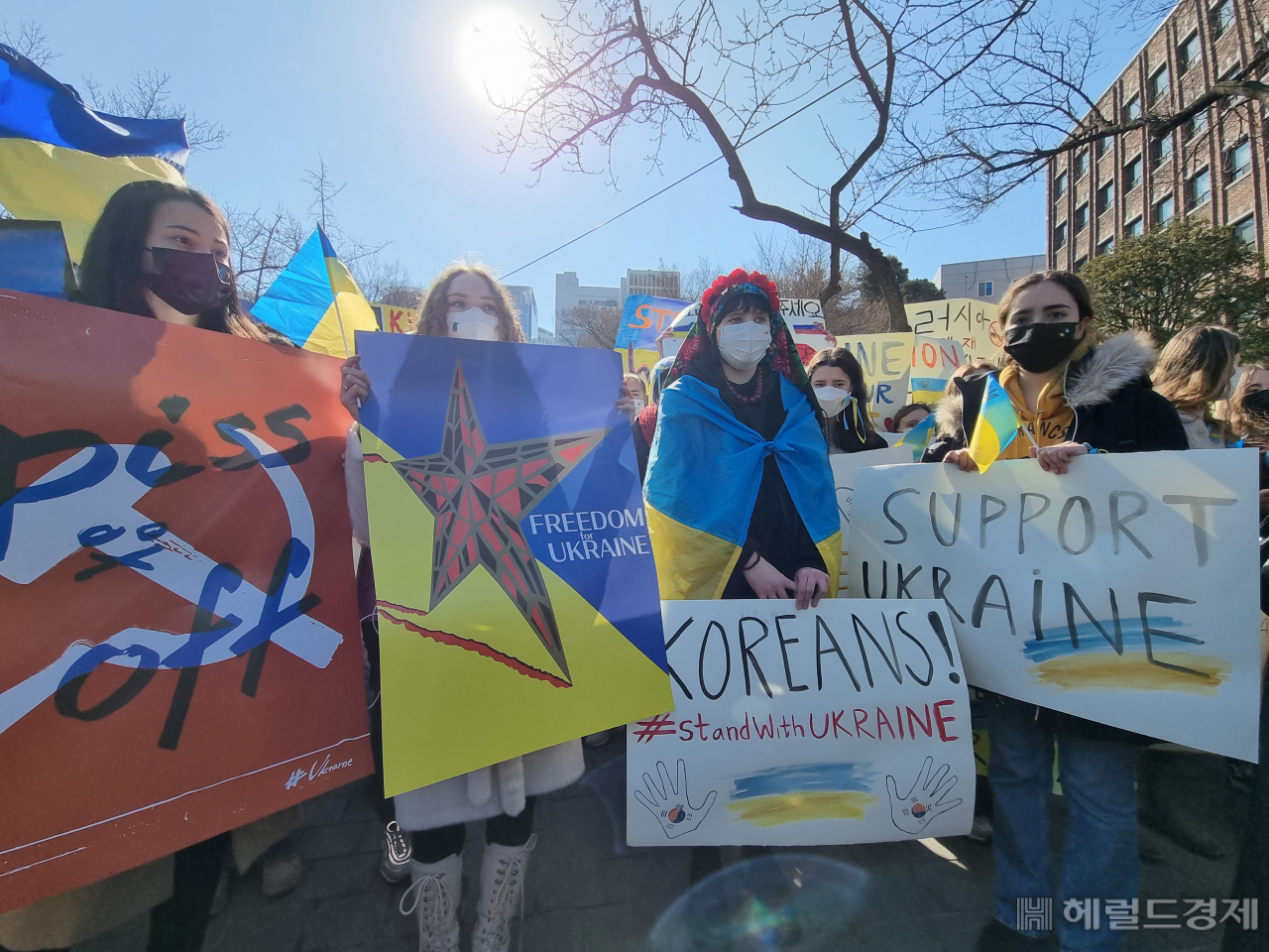 지난 27일 재한 우크라이나인들과 이에 연대하는 한국인 300여 명이 서울 중구 주한러시아대사관 인근에서 러시아의 우크라이나 침공을 규탄하며 한국의 지지를 호소하는 집회를 열고 있다. 김영철 기자