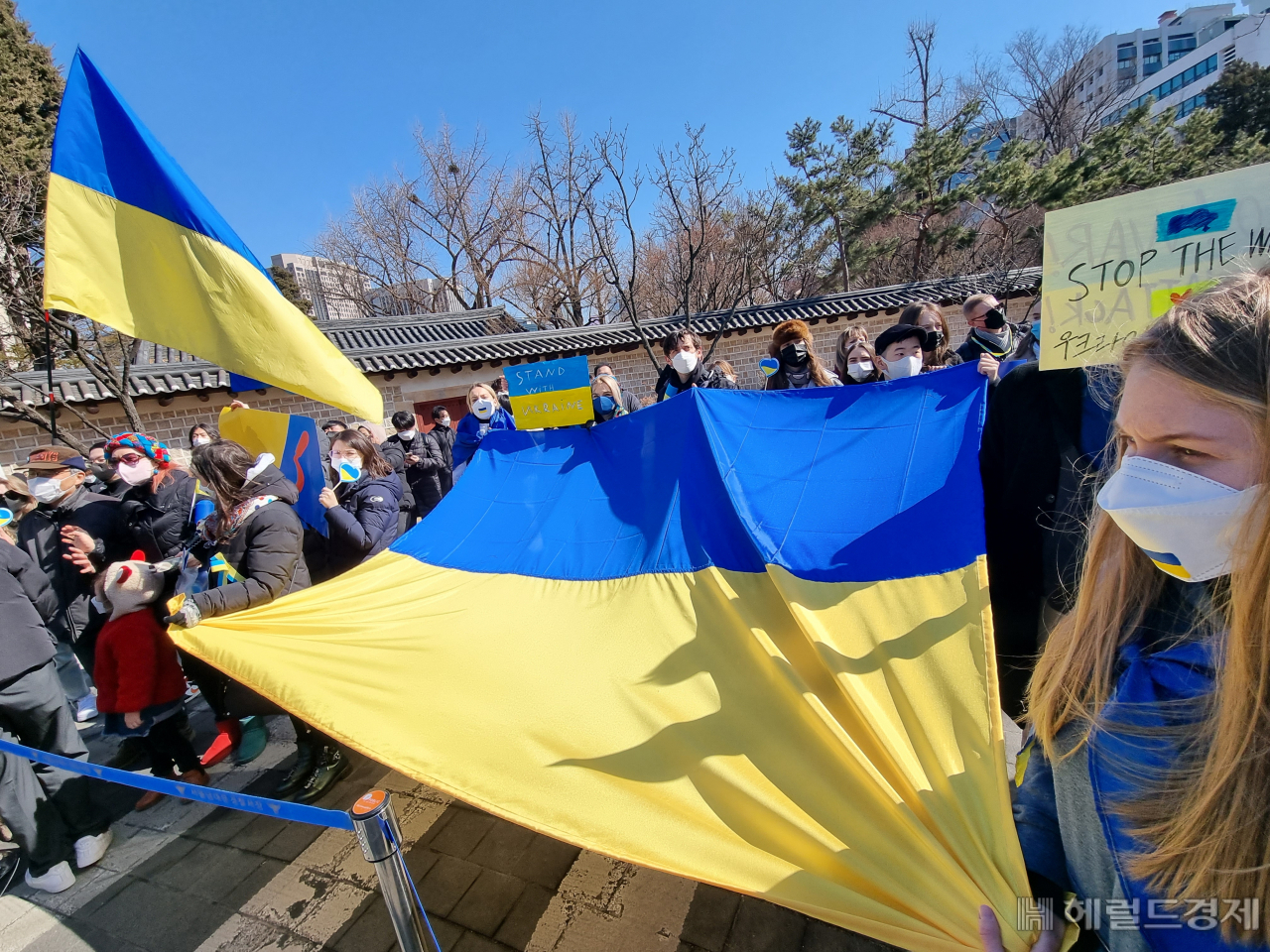 지난 27일 재한 우크라이나인들과 이에 연대하는 한국인 300여명이 서울 중구 주한러시아대사관 인근에서 러시아의 우크라이나 침공을 규탄하며 한국의 지지를 호소하는 집회를 열고 있다. 김영철 기자
