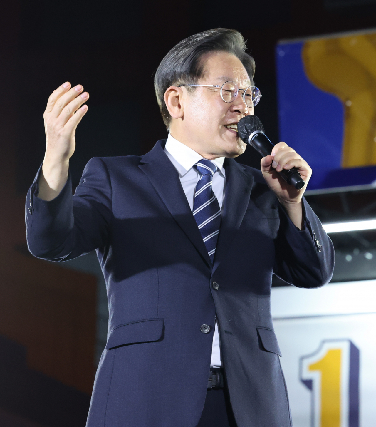 더불어민주당 이재명 대선후보가 지난 27일 울산시 롯데백화점 울산점 광장에서 열린 '행복도시 울산, 탄소중립·그린에너지 신산업 수도로' 울산 유세에서 지지를 호소하고 있다. [연합]
