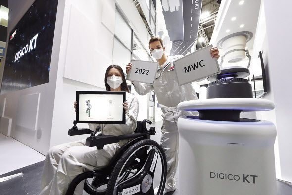 ‘디지털혁신의 엔진, DIGICO KT’를 주제로 전시관을 선보인 KT의 현지 도우미들이 KT 전시관에서 인공지능(AI) 방역로봇, 리얼댄스, AIoT 전동 휠체어 등 KT의 AI, 로봇 서비스를 소개하고 있다.
