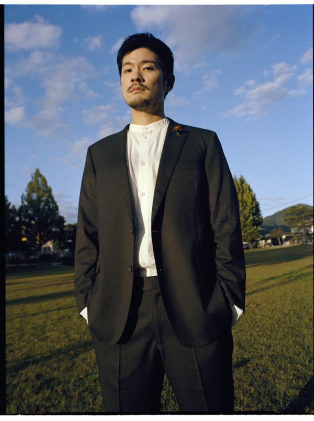 가수 장기하가 밴드 장기하와 얼굴들의 해체 이후 3년 만에 돌아왔다. 지난 긴 시간동안 그는 “‘나’라는 사람이 누구인지 생각하는 시간이 길었다. 장기하라는 싱어송라이터에게 가장 중요한 정체성은 무엇일까 질문을 던진 시간이었다”고 말했다. [두루두루아티스트컴퍼니 제공]