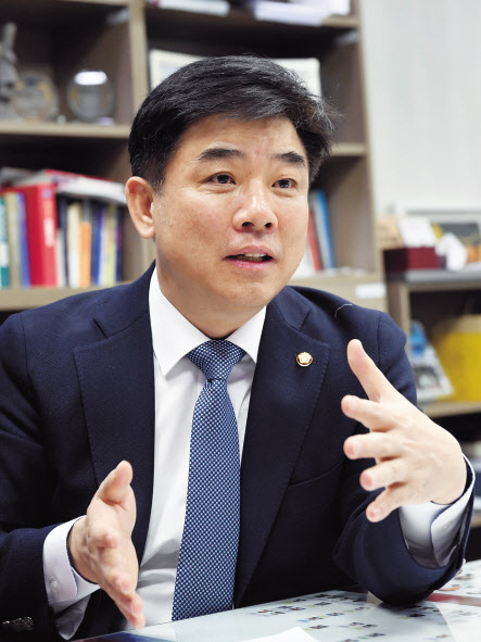 이재명 캠프에서 자본시장 대전환위원회 위원장을 맡고 있는 김병욱 더불어민주당 의원은 헤럴드경제와 인터뷰에서 “강력하게 공약과 정책을 펼쳐나가면 코스피 5000을 향해 순항할 수 있다”고 밝혔다. 이상섭 기자