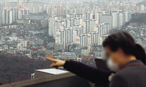 서울 남산에서 바라본 시내 아파트 단지의 모습. [연합]